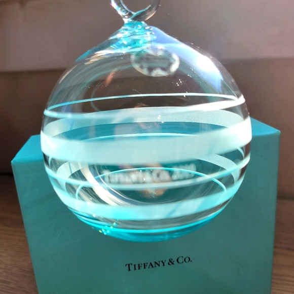 Authentic Tiffany & Co. 2019 Crystal Glass Ribbon Stripe Ball Ornament - Picture 5 of 9